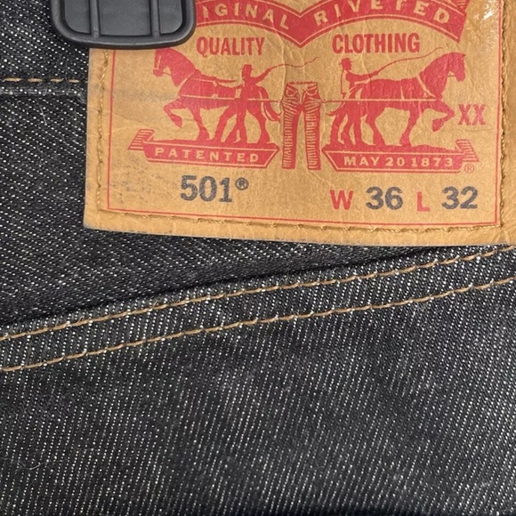 LEVIS 501 Mens Size 36x32 Classic Straight Leg Button Fly Dark Wash Denim Jeans - Picture 4 of 9